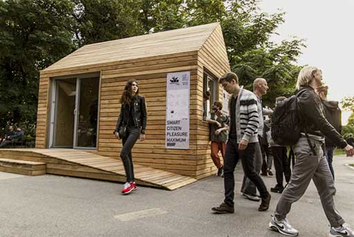 We invited the inventors of WikiHouse and the WikiHouse Foundation to present the project in Austria for the first time. WikiHouse is an open building system for timber houses that anyone can use freely. With simple instructions, even inexperienced users can assemble a WikiHouse themselves. In Resselpark next to the Karlskirche we showed interested visitors how a WikiHouse is put together.